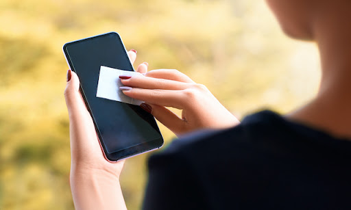 スマホを消毒するには？ 除菌の際の注意点やお手入れの方法を解説