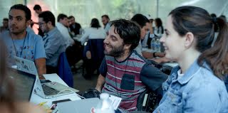 Equipe conversando em sala de reuniões.