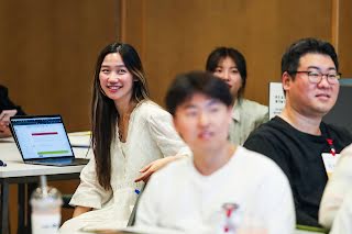 미소 참석자들이 회의에 모여 있습니다.