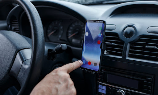 ドライブ中のスマホライフをサポート。最適な車載スマホホルダーを選ぼう！