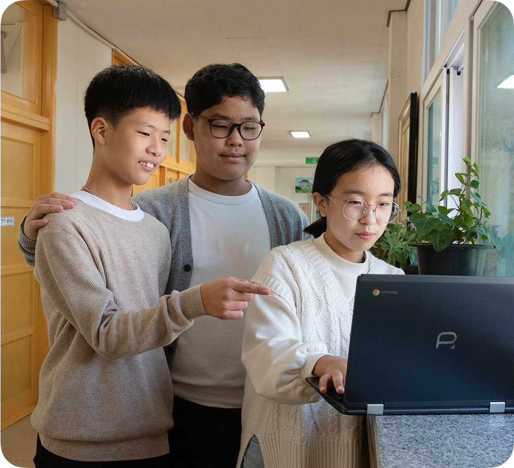 교실에서 Chromebook 기기를 사용하는 3명의 아이