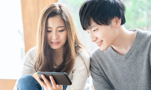スマホの画面を自動回転させるには？ 設定方法や回転しないときの対処法を解説