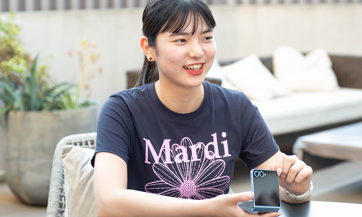 「Galaxy Z Flip6」の魅力を語る千賀さん